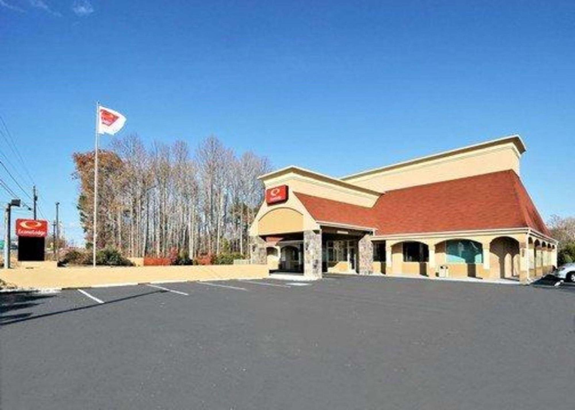 4 Budget Hotels Near Old Stone House Museum for Less