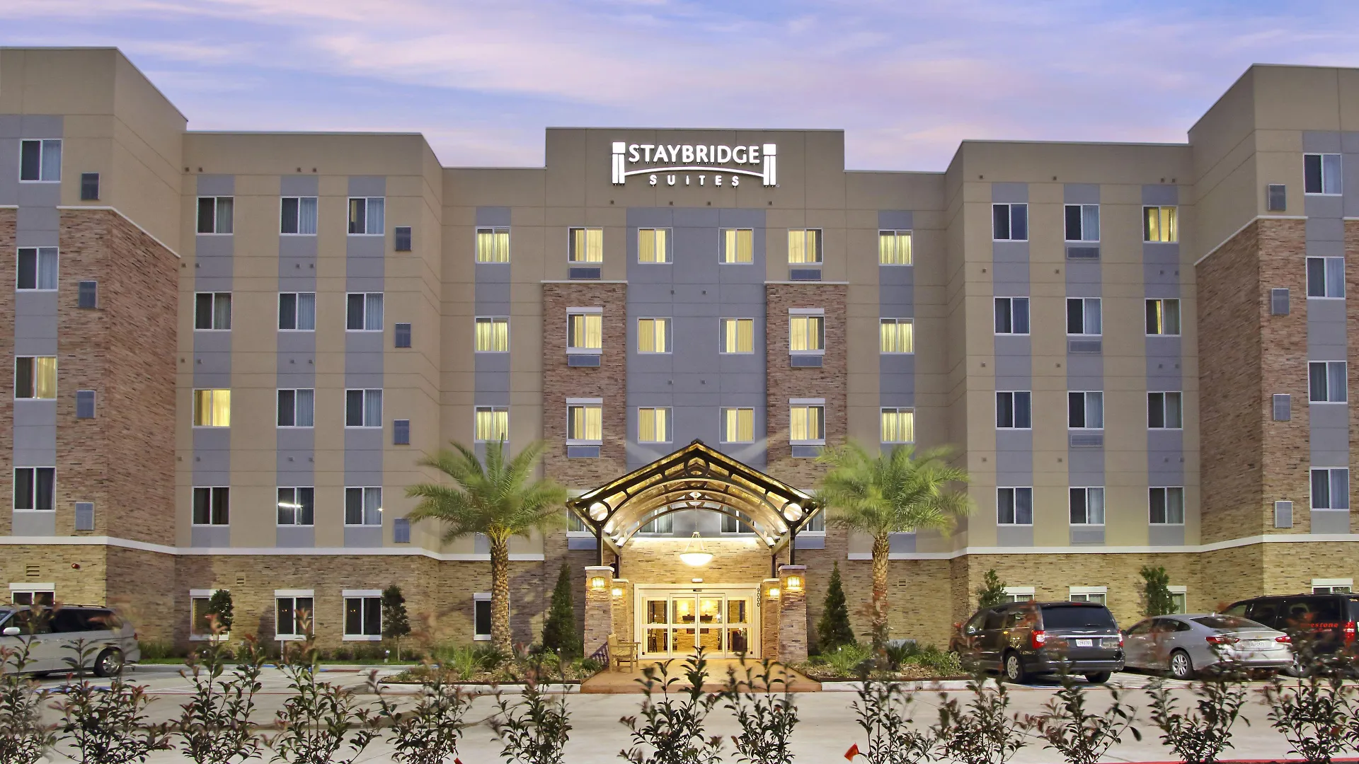 Where to Stay Near Memorial Park: 4 Houston Hotels Compared